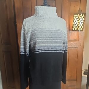 Carolyn Taylor Two-Tone Cream and Black Turtleneck/Cowlneck Sweater